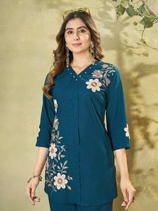 Conjunto de dos piezas para mujer en rayón pesado con bordado y pantalones rectos a juego |   Colección de Diseñador Boutique - Product Image 3