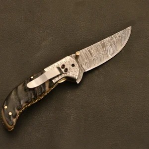 Cuchillo de bolsillo hecho a mano de acero de Damasco con punta curva, perilla para el pulgar y mango texturizado para uso diario. - Product Image 2