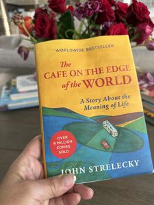 El café al borde del mundo de John Strelecky, libro en inglés de bolsillo, una historia sobre el sentido de la vida - Product Image 1