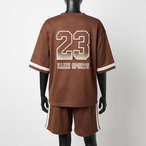 Conjunto de pantalón corto de malla de poliéster de secado rápido de alta calidad, 230 GSM, color marrón beige con panel de rayas en contraste, corte holgado, logotipo con transferencia térmica. - Product Image 4