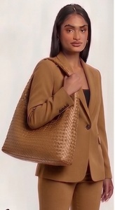 Bolso de Hombro de Lujo Personalizado para Mujer, Estilo Inglés, de Cuero Genuino Trenzado, Tipo Hobo, con Cierre de Cremallera y Cadenas, Venta al por Mayor - Product Image 2