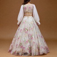 Lehenga Choli Wanita Desainer Putih dengan Aplikasi Jaring |   Bordir Bunga dengan Payet |   Gaun Pengantin Tradisional Mewah Panjang hingga Lantai