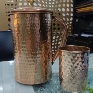 Ensemble de carafes en cuivre pour une présentation artistique et luxueuse sur comptoir, service d'eau en métal avec verres, durable, réutilisable, pour cuisine et salle à manger. - Product Image 1
