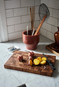 Tabla de cortar cuadrada de madera natural con ranura para recoger jugo, apta para lavavajillas, de la marca Blossom Craft India. - Product Image 6