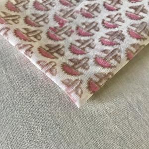 Tela de algodón estampada a mano – Patrón geométrico Buti |   Textil Indio Contemporáneo en Tonos Marrón y Rosa - Product Image 1