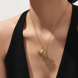 Collar con Colgante de Sol CZ para Vacaciones de Verano, Color Dorado, Joyería Minimalista al por Mayor - Product Image 2