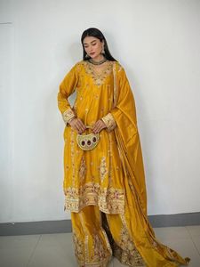 Conjunto de Salwar Kameez de Seda Amarillo Mostaza de Lujo con Bordado Zari Dorado, Kurta Recta y Gharara Acampanada, Estilo Indio Pakistaní Bollywood - Product Image 2