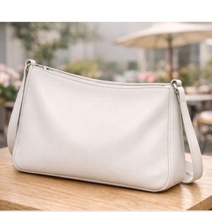 Parece ser un bolso tote Strathberry Midi, un bolso de mano de cuero estructurado con un diseño distintivo de herrajes con temática musical. - Product Image 6