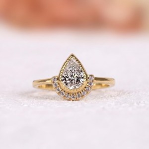 แหวนเพชรทรงลูกแพร์ 1.00 กะรัต สไตล์คลาสสิก ประดับดอกไม้ ทองคำขาว 14K เพชรเลี้ยงในห้องปฏิบัติการ สำหรับผู้หญิง ของขวัญแต่งงานสุดหรู - Product Image 1