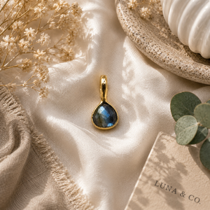 Pendentif en forme de cœur en pierre de labradorite |   Breloque en or faite à la main pour la fabrication de bijoux - Product Image 1