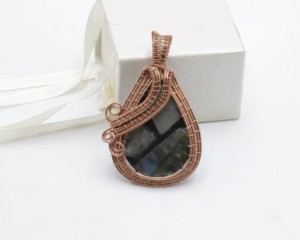 Pendentif en améthrine enveloppé de fil de cuivre, collier en cristal d'améthrine naturel, pendentif en pierre précieuse fait main, bijoux taille unique - Product Image 1