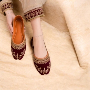 Zapatos Khussa de Terciopelo Hechos a Mano para Mujer, Punta Cuadrada, Bordado Floral, Planos, con Decoración de Cuentas, para Todas las Temporadas - Product Image 1
