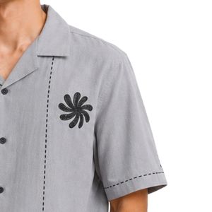 เสื้อเชิ้ตคิวบาคอปกสีเทาอ่อน แขนสั้น ลายปักดอกไม้สีดำ ผ้าฝ้ายลินิน ติดกระดุม ลำลอง สำหรับฤดูร้อนและชายหาด - Product Image 4