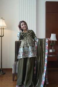 Elegante Conjunto Moderno de Top Chinnon y Pantalón Palazzo con Dupatta a Juego y Bordado de Lentejuelas para Bodas/Graduaciones - Product Image 2