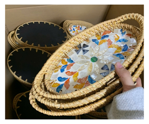 Panier de rangement ovale en rotin naturel avec motif floral coloré et poignée, plateau décoratif multi-usages - Product Image 1