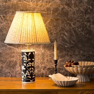 Lampe décorative de luxe personnalisable, design floral noir et blanc, base Art Déco, incrustation d'os, 100% faite à la main, pour chambre à coucher et usage commercial - Product Image 1