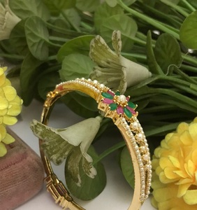 Bracelet en laiton de qualité supérieure avec de véritables perles, plaqué or, design tendance pour les occasions de fête, les mariages, pour femmes - Product Image 3