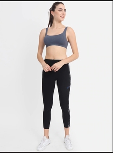 Soutien-gorge de sport gris sans couture pour femme avec rembourrage de soutien pour le yoga, la gym, l'entraînement et les activités sportives - Product Image 2