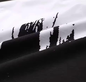 เสื้อยืดคอกลมแขนสั้นผู้ชาย ลายเพ้นท์มือสีดำขาว สไตล์ลำลอง ทรงปกติ - Product Image 5