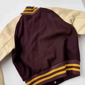 Nueva Chaqueta Varsity Personalizada con Logotipo para Hombre de Brown College, Ropa de Invierno para Exteriores con Cuello Alto y Bordado - Product Image 3