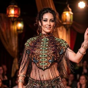 Cape de burlesque élégante avec des fils de perles, des paillettes, en polyester, pour adultes, capes de festival, se ferme au cou, vêtements festifs magnifiques, droite - Product Image 1