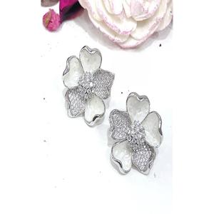 ต่างหูแบบติดหูประดับเพชร CZ คุณภาพพรีเมียมหรูหรา ชุบเงินบนทองเหลือง เหมาะสำหรับผู้หญิงและเด็กผู้หญิง สวมใส่ในงานเลี้ยงตอนเย็น - Product Image 1