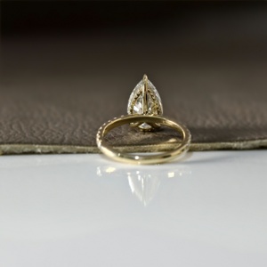 Anillo de Compromiso Aries Jewel Pave Band con Diamante Cultivado en Laboratorio de 3 CT, Corte Pera, Oro de 14K, Certificado IGI, Diamante VS1 E para Aniversario o Boda - Product Image 4