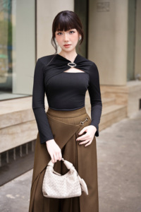 เสื้อถักไหมพรมสีดำสำหรับผู้หญิง แขนยาว คอวี แต่งกระดุม ดีไซน์เข้ารูป ยืดหยุ่นได้ เสื้อครอปสไตล์ลำลองสำหรับฤดูใบไม้ร่วง รุ่น SIENNA - Product Image 4