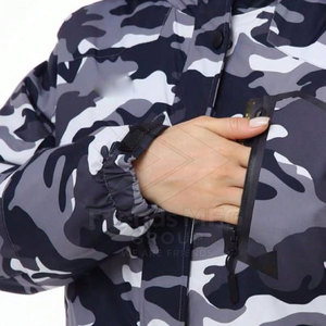 Veste d'hiver softshell respirante et écologique à capuche avec logo sur le devant, fabriquée au Pakistan, à manches longues - Product Image 4