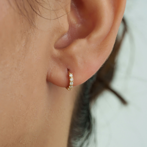 Impresionantes Pendientes de Aro Pequeños Minimalistas y Delicados de Oro Amarillo Sólido de 18K con Diamantes Redondos de Corte Brillante 100% Naturales para Uso Diario - Product Image 4