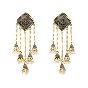 Boucles d'oreilles pendantes Jhumka multicouches plaquées or 24 carats avec perle - Product Image 1