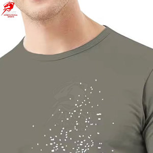 เสื้อยืดแฟชั่นผู้ชายประดับเพชรเทียม สั่งซื้อจำนวนมาก ผ้าพรีเมียม ดีไซน์ประกายวิบวับ สไตล์ทันสมัย มีจำหน่าย - Product Image 4