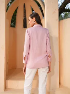 Chemisiers en rayonne rose brodés de haute qualité, style chemise, avec col, pour les fêtes de jour et les événements décontractés, disponibles au meilleur prix. - Product Image 6