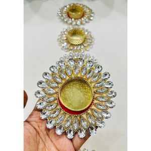 Portavelas de Cristal de Lujo con Diamantes para Velas de Té |   Diya de Metal Dorado para Diwali y Bodas |   Decoración Floral Étnica para Mesa Votiva - Product Image 1