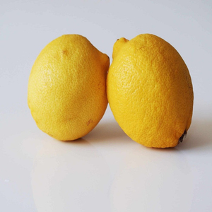 Limones Eureka Frescos Premium, Grandes, Ovalados, Amarillo Brillante, Para Exprimir y Cocinar - Product Image 1