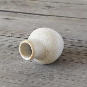 แจกันเซรามิกสไตล์วินเทจเคลือบสีครีมลายจุด รูปทรงโค้งมนคลาสสิก เหมาะสำหรับตกแต่งบ้านสไตล์เรสติก - Product Image 3