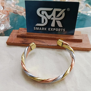 Brazaletes de cobre hechos a mano, brazalete Kada, brazalete Kada, pulsera para hombres y mujeres en latón tricolor y diseño de aleación - Product Image 4