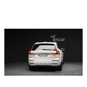 Volvo XC60 B6 Ultimate 2023 con Volante a la Izquierda, Caja de Cambios Automática, Asientos de Cuero, Cámara Trasera - 35,223 km, Color Brillante - Product Image 4