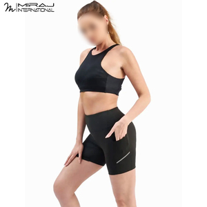Shorts de compression athlétiques pour femmes, couleur unie noire, taille haute, avec poches, coupe ajustée, séchage rapide, pour yoga, entraînement et course à pied - Product Image 4