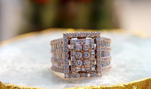 Bague de cocktail géométrique plaquée or 10K avec diamant taille émeraude serti en canal, glamour, unisexe, pour mariage et fiançailles - Product Image 3