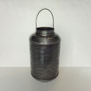 Grande lanterne à bougie en métal finition cuivre antique, motif perforé Paisley, corps cylindrique, poignée en fil métallique, pour table - Product Image 3
