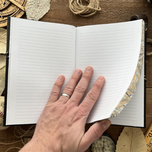 El Grimorio de la Sonrisa Torta, Tapa Dura de Cuero |   Libro de Sombras Hecho a Mano |   Cuaderno de escritura rayado y diario gótico - Product Image 3