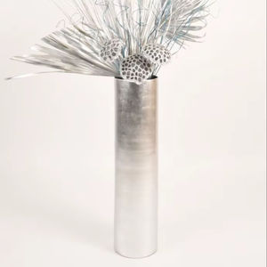 Vase en métal au design contemporain pour les espaces de vie modernes, avec des lignes épurées et une finition durable - Product Image 1