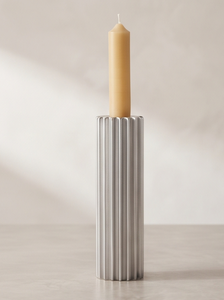 Candelabro de Aluminio Acanalado de Lujo, Forma Cilíndrica, Acabado Plateado, Soporte para Velas, Diseño Interior Minimalista - Product Image 3