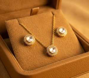 Colgante de oro de 18 quilates inspirado en la realeza británica, estilo lindo con diamantes y pedrería, conjunto de colgantes chapados en oro. - Product Image 1