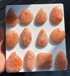 Lote de cabujones de cuarzo de piedra del sol natural, pulidos, con destellos naranjas, gemas sueltas de piedra del sol en formas variadas para la fabricación de joyas, colgantes y anillos. - Product Image 3