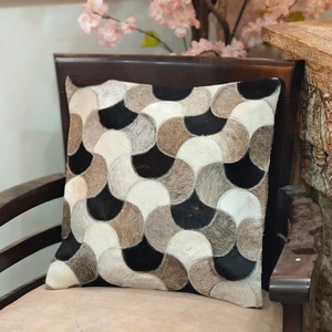 Funda de Almohada Clásica de Cuero Vacuno, Diseño Geométrico en Negro, Blanco y Marrón, Cojín Decorativo de Cuero - Product Image 2