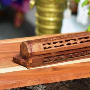Quemador de incienso estilo antiguo, hecho a mano, de madera, rectangular, estilo tradicional, con recortes geométricos para aromaterapia. - Product Image 2