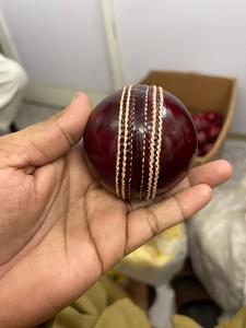 Balle de cricket en cuir rouge cousue main, conforme aux réglementations MCC, qualité supérieure, 80 overs, logo personnalisé, balle dure en cuir. - Product Image 6