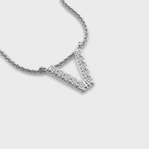 Pendentif minimaliste unisexe en argent 925 avec lettre V et moissanite sertie en canal, pour usage quotidien - Product Image 2